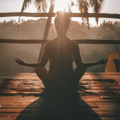 Práctica de yoga con luz natural