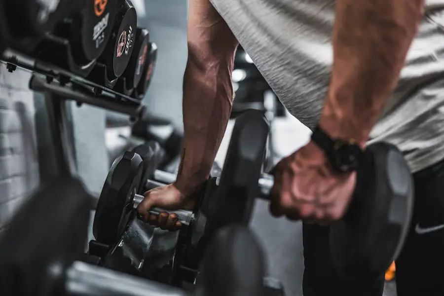 Clase de CrossFit con cajón y barra