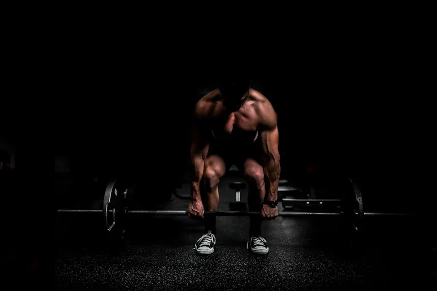 Atleta empujando un trineo en entrenamiento Hyrox