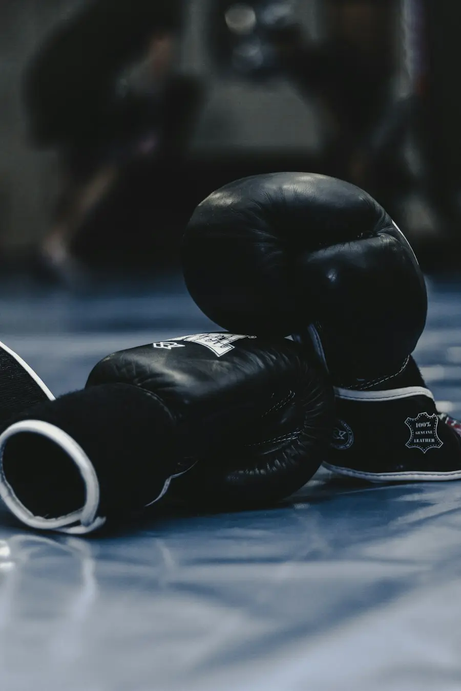 Persona golpeando un saco de boxeo