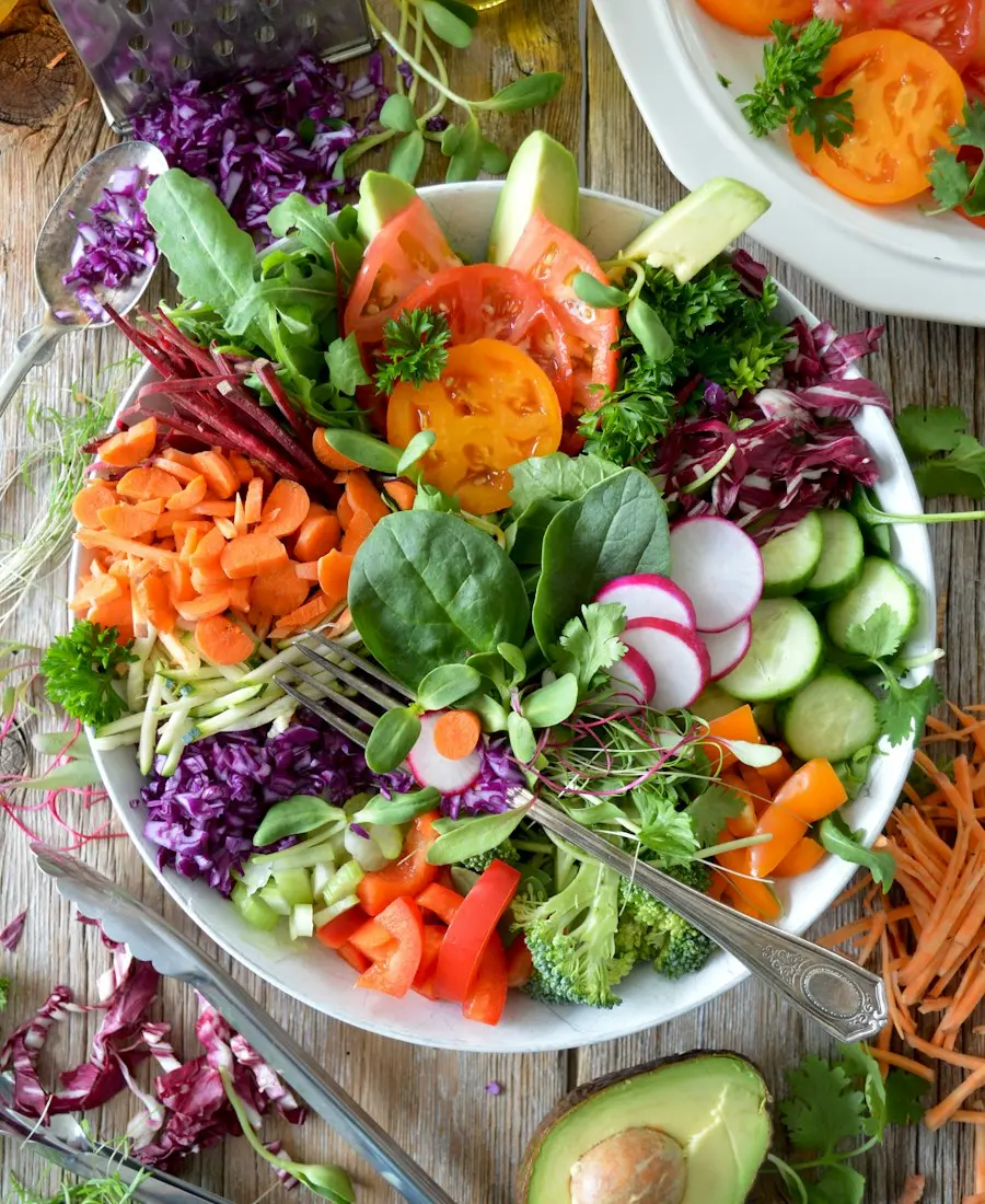 Bol de verduras frescas y equilibradas, base de los planes de Nutrición Vita en Zaragoza