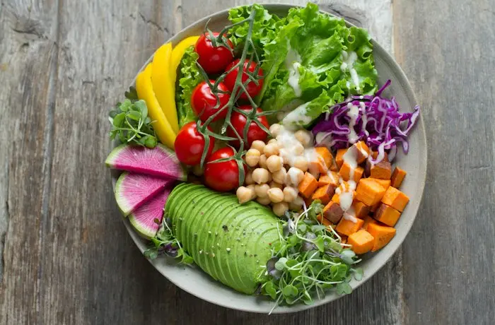 Bowl de verduras y legumbres saludable