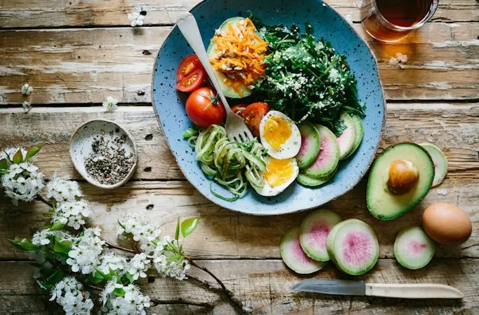 Desayuno equilibrado con avena y fruta