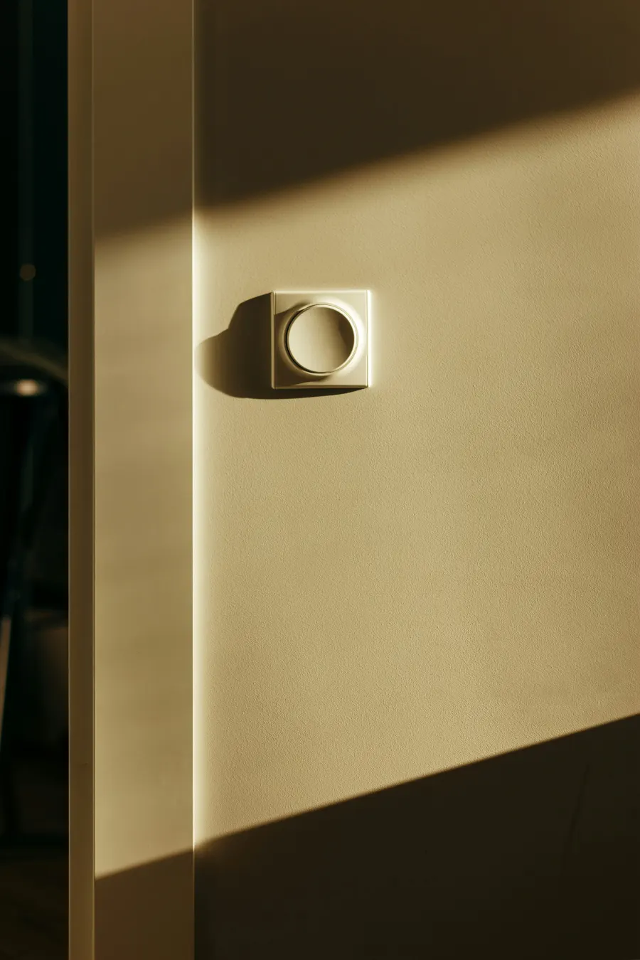 Interruptor de pared iluminado por la luz natural