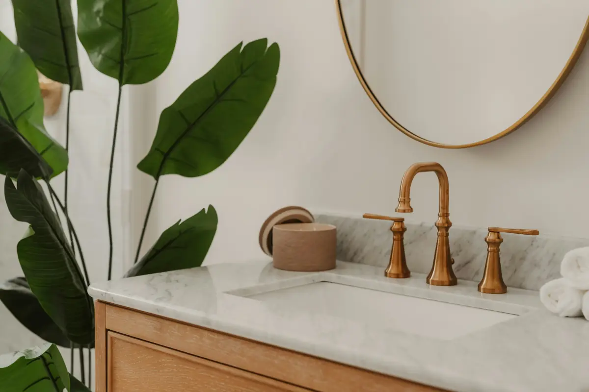 Lavabo de un baño terminado con grifo de latón