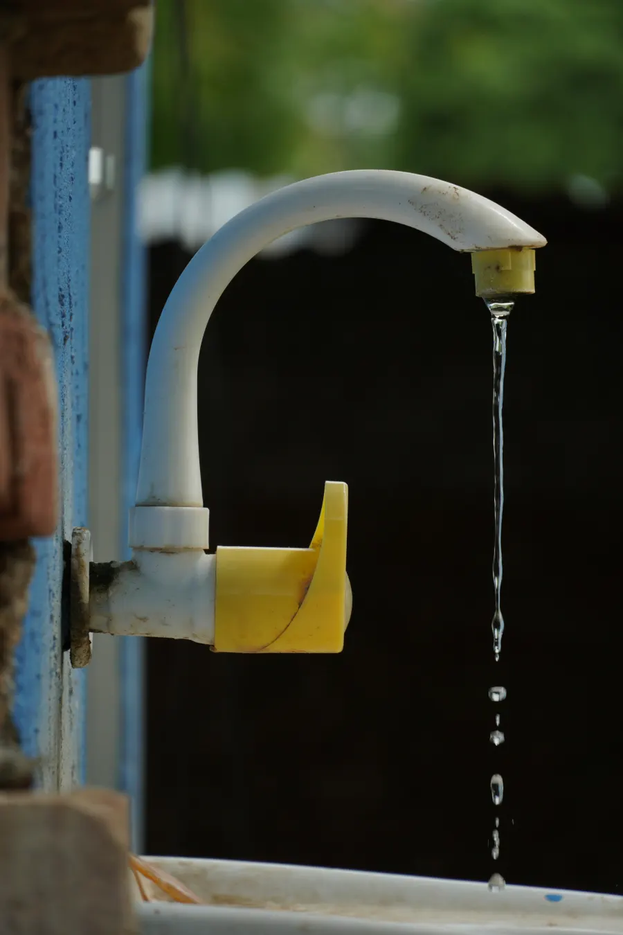 Gota de agua cayendo de un grifo con fuga