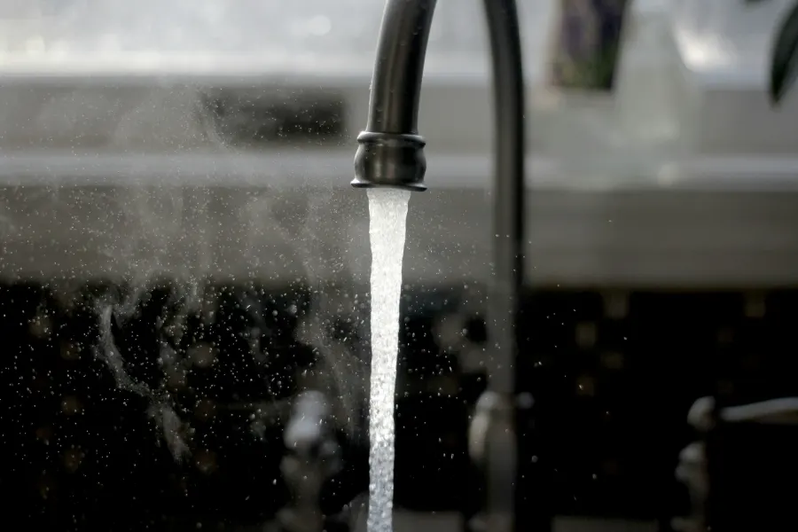Agua limpia saliendo de un grifo reparado